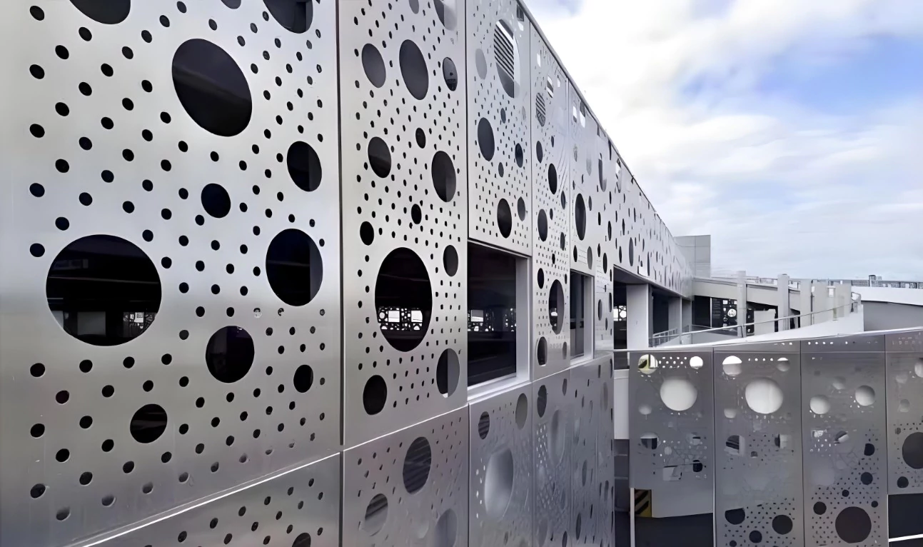 Advantages of punched aluminum veneer exterior curtain wall applications